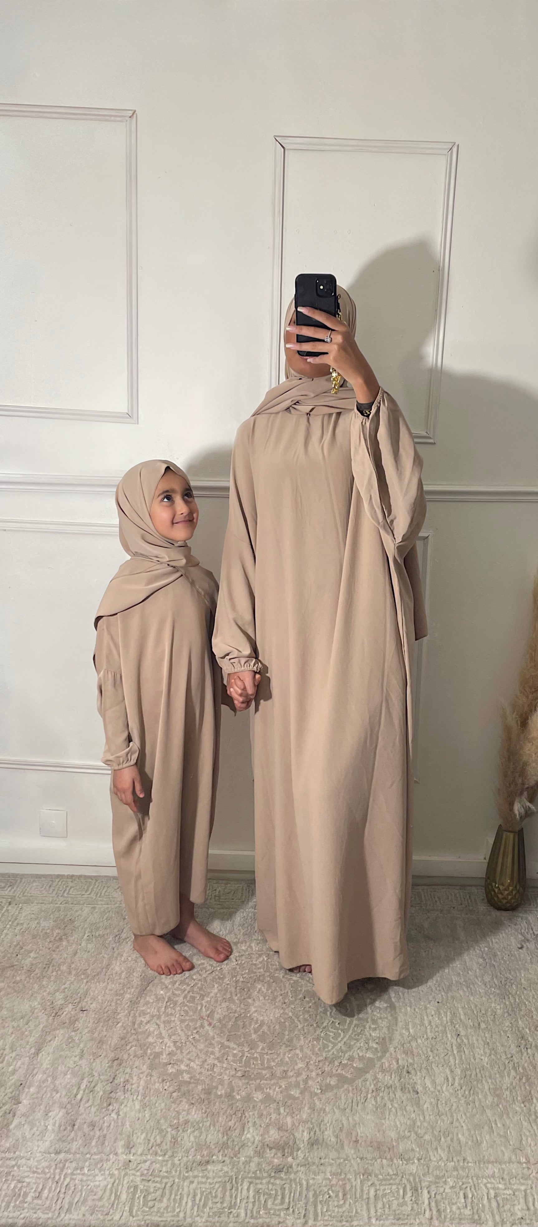 عباية مع حجاب مدمج للأطفال باللون البيج