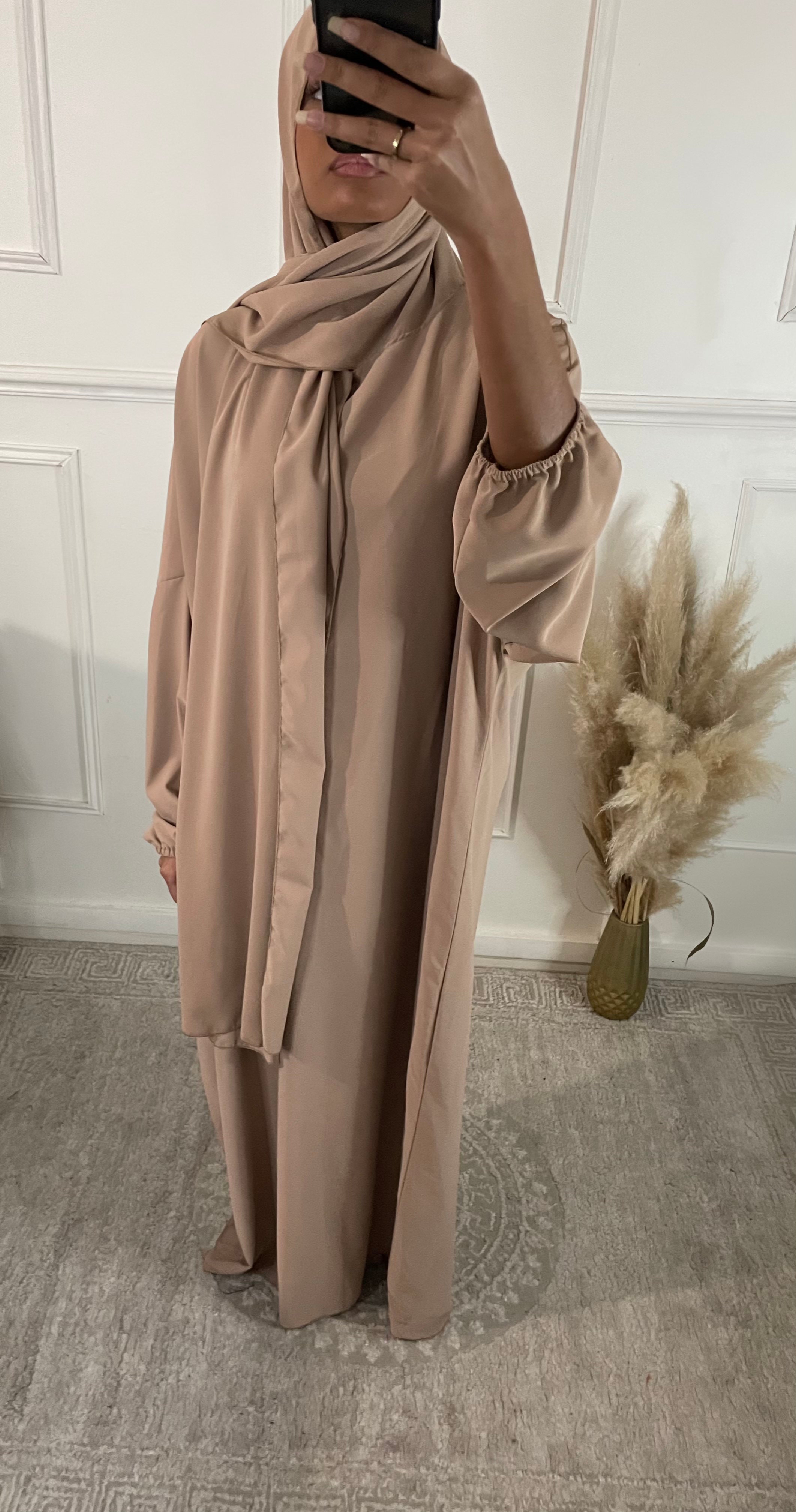 عباءة بحجاب مدمج
